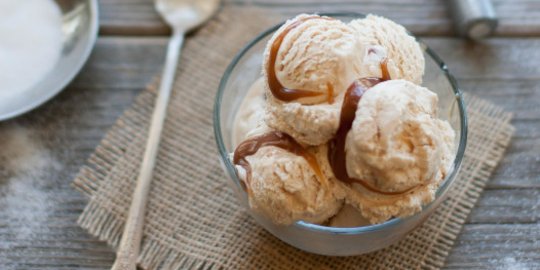 Cara membuat gelato caramel lembut dan simpel, tanpa mixer