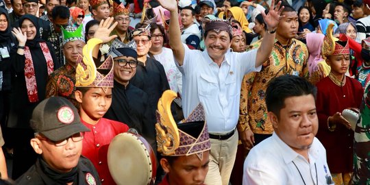 Ikut keliling karnaval etnik, Menko Luhut sebut Banyuwangi paten