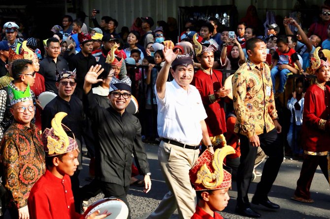 menko luhut dan bupati banyuwangi ikut keliling karnaval etnik