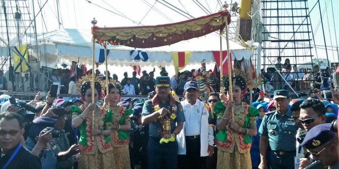 Obor Asian Games tiba di Makassar, diarak pakai kapal perang TNI AL