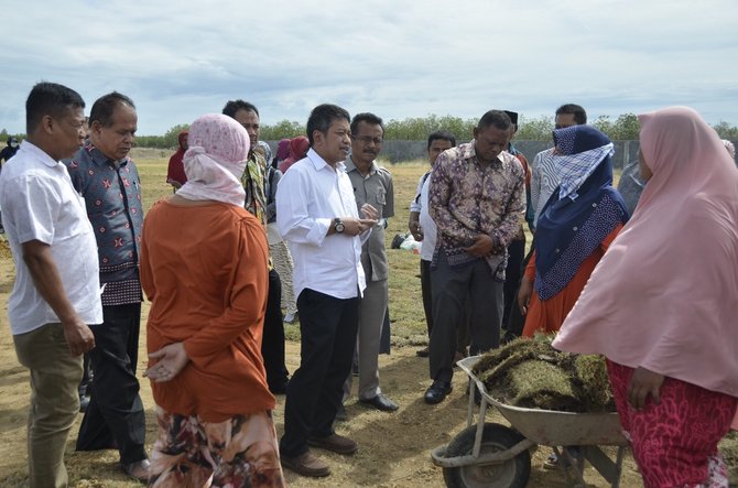 plt deputi bidang koordinasi pemberdayaan masyarakat desa dan kawasan kemenko pmk sonny harry b harmadi mengunjungi gampong tibang kecamatan syiah kuala kota banda aceh