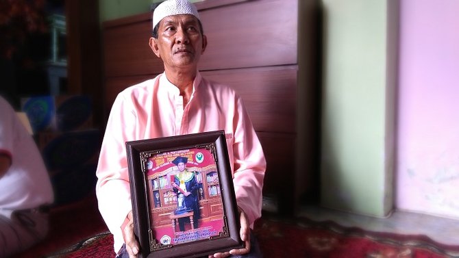 amrullah bersama foto anaknya ainul takzim