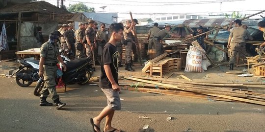 Dianggap rusak estetika Kota Depok, lapak PKL di bawah flyover dibongkar