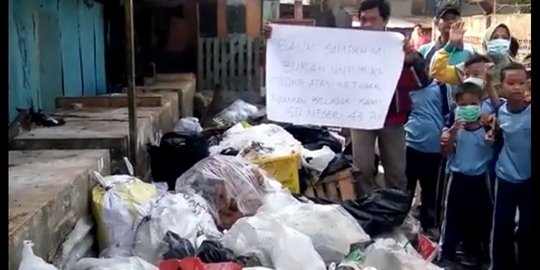 Tumpukan sampah tak diangkut, siswa SD di Palembang gelar demo