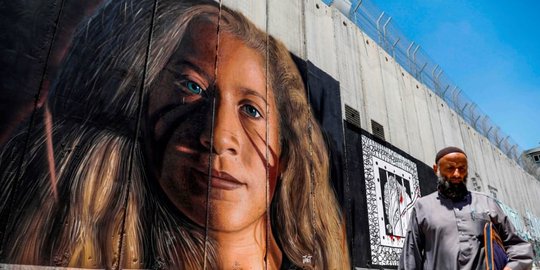 Israel tangkap lalu usir seniman Italia pelukis mural Ahed Tamimi di tembok pemisah
