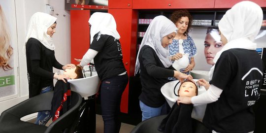 Pengungsi Suriah membangun harapan dengan belajar salon di Lebanon