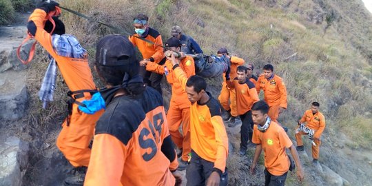 Dievakuasi tim SAR, jenazah pendaki Gunung Rinjani dibawa ke Sembalun