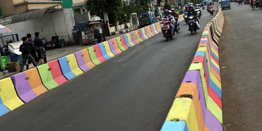 Polisi pertanyakan maksud Pemprov DKI cat warna warni separator jalan | merdeka.com