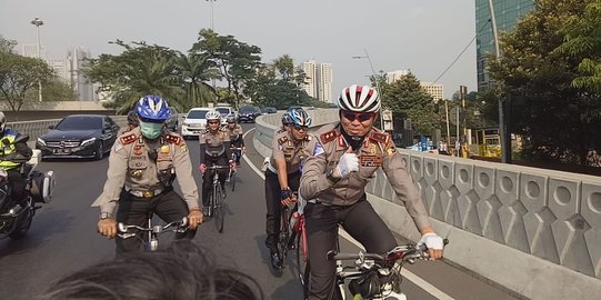 Cek rambu ganjil genap, Kakorlantas keliling naik sepeda