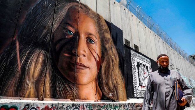 lukisan wajah ahed tamimi di dinding pembatas di betlehem