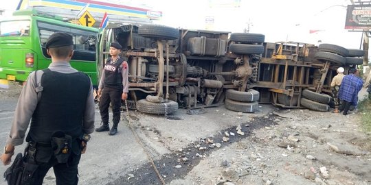 Truk terguling di jalur tengkorak Kledung-Kertek, satu orang tewas