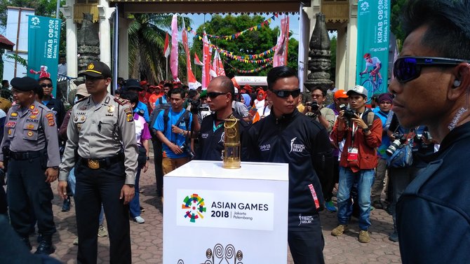 warga aceh antusias sambut api obor asian games