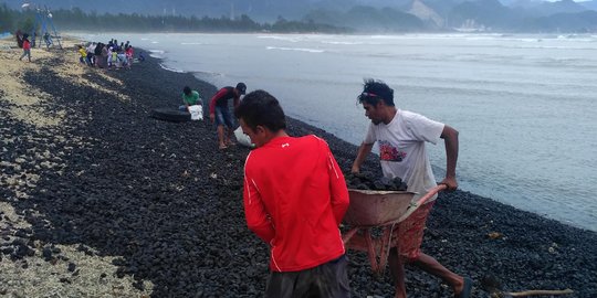 Warga serbu batu bara dari kapal tongkang yang kandas di perairan Aceh