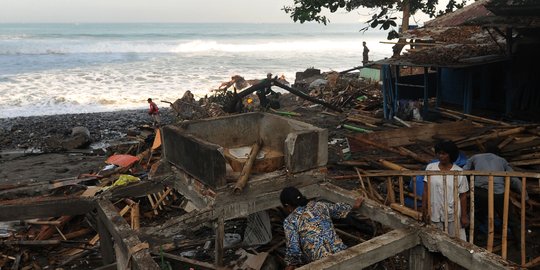 85 Bangunan di pesisir selatan Sukabumi rusak diterjang gelombang