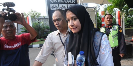 Usai diperiksa KPK, istri Gubernur Aceh Darwati A Gani hindari awak media