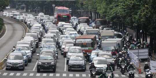 Mulai hari ini, pengemudi langgar sistem ganjil genap bakal ditilang