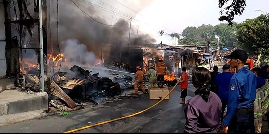 4 Kios terbakar di Depok, warga panik dengar ledakan