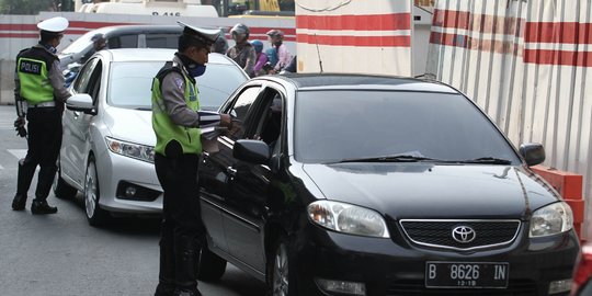 Puluhan mobil berpelat genap terjaring razia di MT Haryono