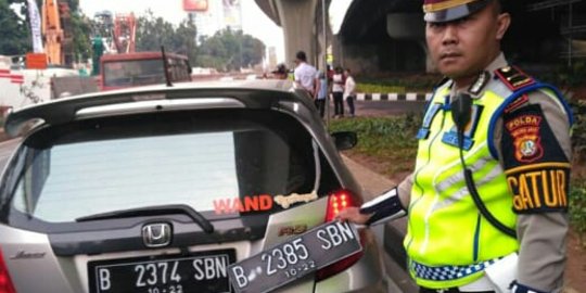 Coba kelabui polisi pakai pelat nomor ganda, pengendara Honda Jazz ditilang