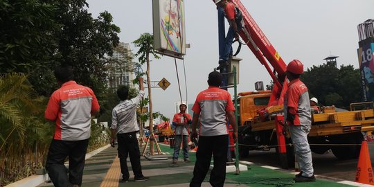 Penempatan jalur sepeda ramai dikritik, tiang listrik di Jl Asia Afrika dikorbankan