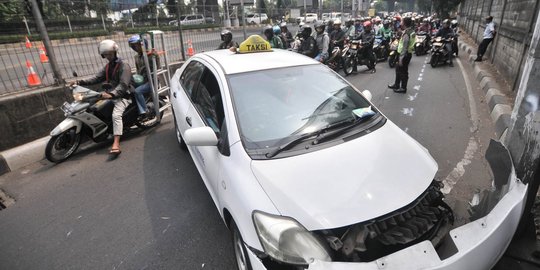 Taksi tabrak tiang hingga melintang bikin macet di Jalan Ahmad Yani