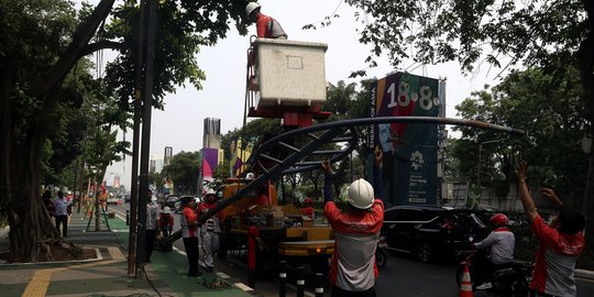 Halangi jalur sepeda, tiang listrik dan lampu di trotoar GBK dicabut