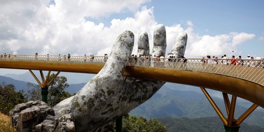 Viral, jembatan emas yang ditopang tangan batu raksasa ini diserbu wisatawan dunia