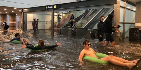 Stasiun kereta api digenangi banjir, warga Swedia malah asyik bermain air
