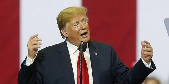 Pendukung Trump lebih percaya presidennya dibanding keluarga atau teman
