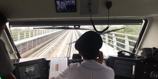 LRT Palembang mogok saat hujan, penumpang cemas tertahan 1 jam