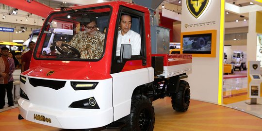 Buka GIIAS 2018, Jokowi jajal mobil pedesaan AMMDes