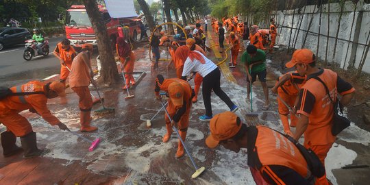 Aksi pasukan oranye bersih-bersih trotoar di Jalan Asia Afrika