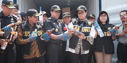 Bea Cukai gagalkan penyelundupan 50.664 botol Miras dan 30 juta batang rokok ilegal