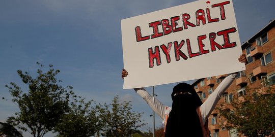 Aksi protes muslimah Denmark warnai hari pertama larangan bercadar