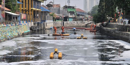 Upaya Pemprov DKI hilangkan bau di Kali Item