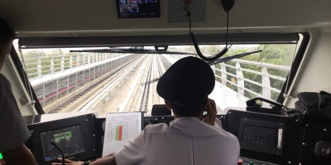 LRT Palembang terhenti di lintasan karena sensor pintu posisi open