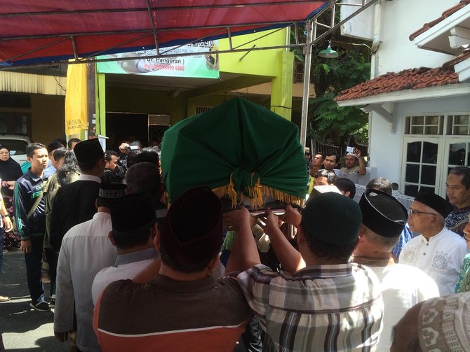 jenazah yusuf supendi tiba di rumah duka