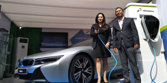 Pertamina dan BMW pamer stasiun pengisian baterai mobil listrik terbaru di GIIAS 2018