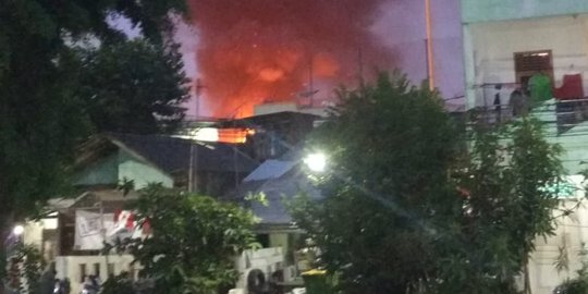 Diduga, gudang di dekat Velodrome terbakar karena puntung rokok