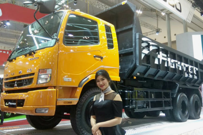 konsep baru mitsubhisi fuso truk dengan empat tangan derek