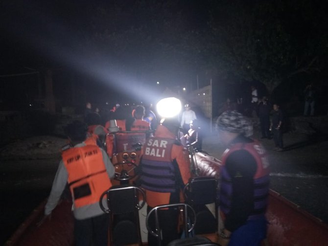 evakuasi kmp liputan xll yang kandas di selat bali