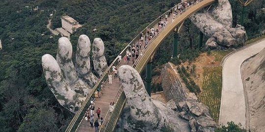 Sederet potret jembatan viral emas di Vietnam