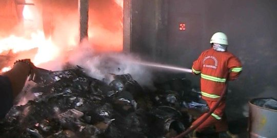 Gudang limbah di Telukjambe terbakar, warga panik api merembet ke permukiman