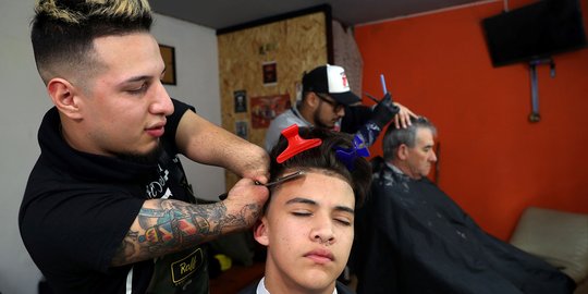 Kisah inspiratif Heredia, tukang cukur tanpa tangan asal Argentina