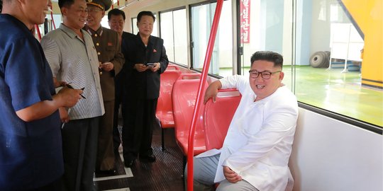 Semringah Kim Jong-un saat tinjau pabrik bus di Pyongyang