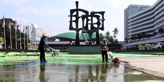 Pembersihan kolam air mancur di Gedung MPR/DPR