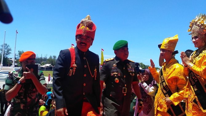 panglima tni dianugerahi gelar adat tertinggi di aceh