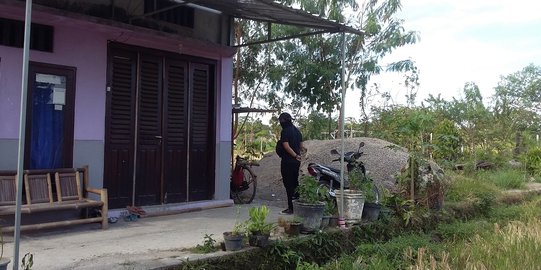 Puluhan polisi berpenutup wajah geledah rumah seorang warga di Sleman