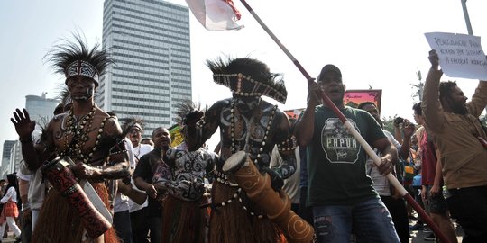 Berkostum tradisional, korban PHK Freeport galang dana di Car Free Day