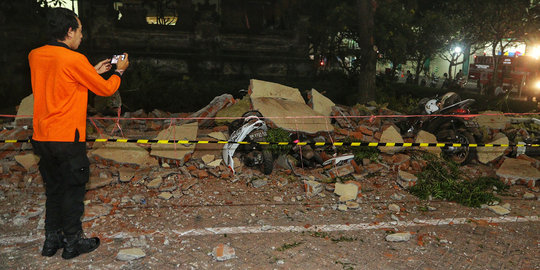 Dampak gempa Lombok hancurkan bangunan parkir dan timpa belasan motor